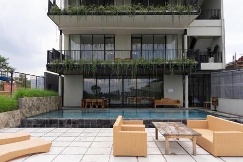 Swimming pool, Greenhill Mountain view villa 8 BR with a heated Private pool in Dago Atas
