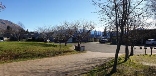 Meadowstone Villa | Cosy with Gas Fireplace & BBQ - image 2