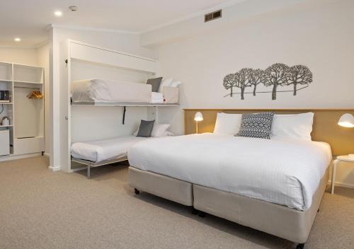 1 king bed, 2 bunk beds