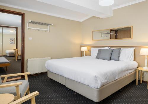 2 twin beds, 2 bunk beds