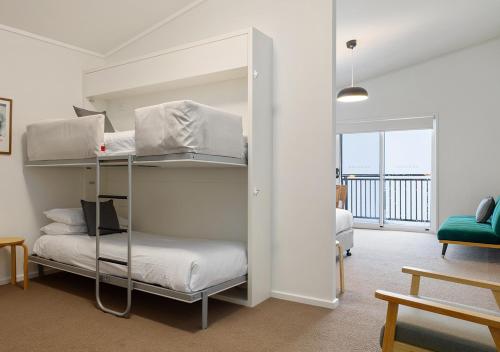 1 king bed, 2 bunk beds