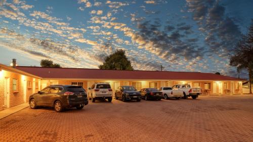 Charles Rasp Motor Inn and Cottages in Broken Hill