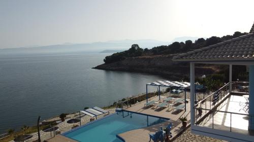 สระว่ายน้ำ, Iris Villas in อีเพียรุส