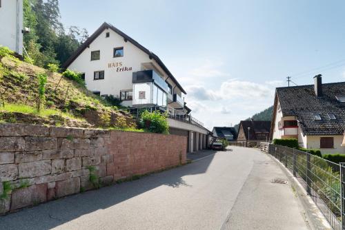 B&B Bad Teinach-Zavelstein - Haus Erika Ferienwohnung 1 - Bed and Breakfast Bad Teinach-Zavelstein