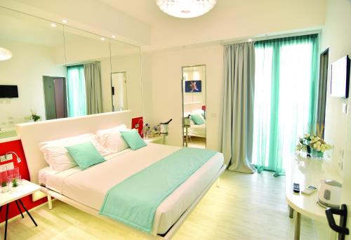Deluxe Double Room with Side Sea View image 5