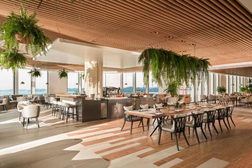 Restaurant, The Yacht Hotel by DC in Hạ Long