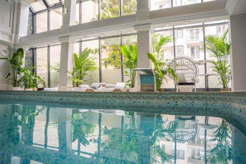 Queen's Court Hotel & Residence - image 3