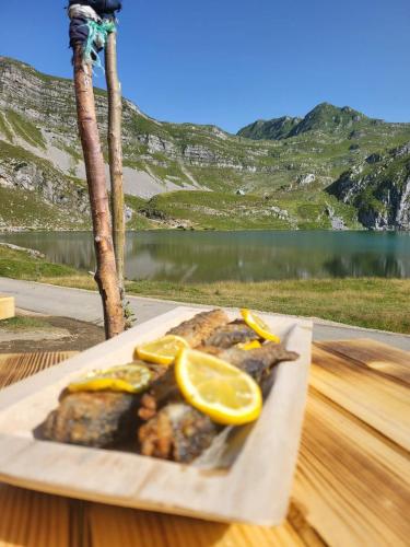 Makanan dan Minuman, Kapetanovo jezero, Mountain cottage Captain's Lake in Smailagića Polje