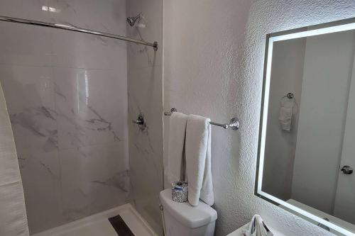 Super 8 By Wyndham El Centro North Room Type - King Room - Non-Smoking