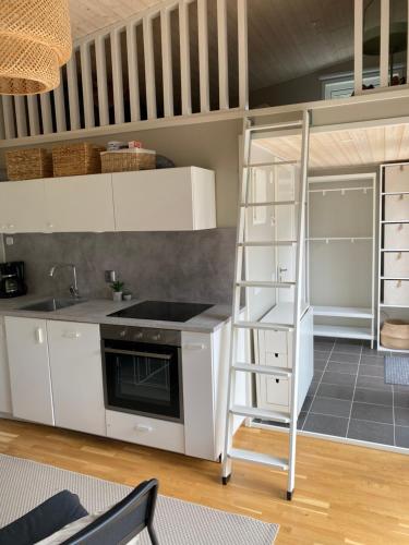 Modern stuga med 1 sovrum och 1 sovloft med stor terrass och vedeldad bastu mitt på Österlen (Modern stuga med 1 sovrum och 1 sovloft med stor terrass och vedeldad bastu mitt pa Osterlen) in Sankt Olof