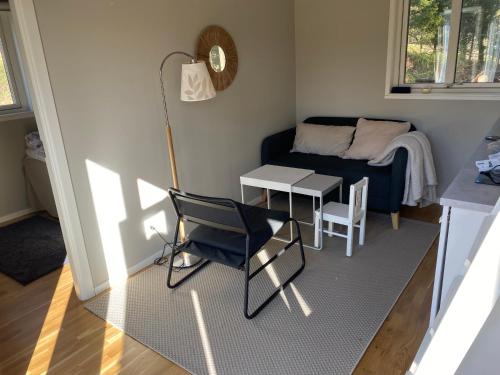 Modern stuga med 1 sovrum och 1 sovloft med stor terrass och vedeldad bastu mitt på Österlen (Modern stuga med 1 sovrum och 1 sovloft med stor terrass och vedeldad bastu mitt pa Osterlen) in Sankt Olof