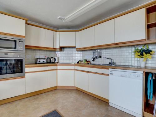 Apartment Flat 28 Clifton Court by Interhome