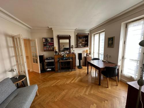 70 sqm apartment in 75008 Paris, Paryż