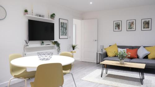 Modern Two Bedroom By Keysleeps Short Lets Northampton With Free Parking Garden Contractor Leisure