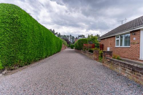 Jodi's Bungalow - Garden and Parking