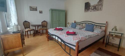 1 queen bed, 1 sofa bed