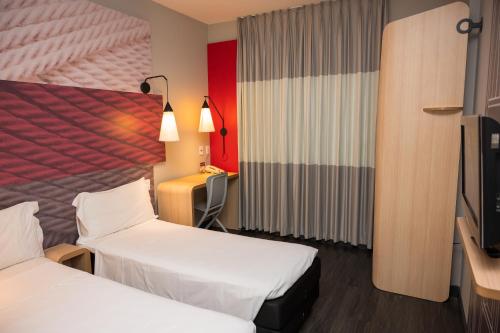 Twin Room image 7