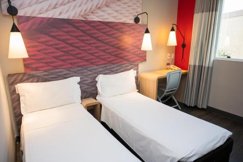 Twin Room image 3