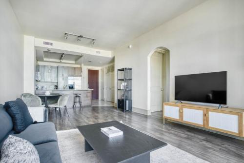 Downtown 1br w gym wd deck nr 6th St bars ATX-10 in Austin, USA