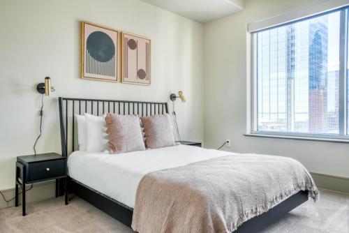 Downtown 1br w gym wd deck nr 6th St bars ATX-10 in Austin, USA