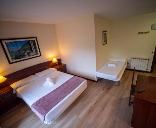3 twin beds