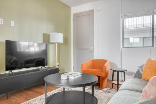 Culver City 1br w roof lounge gym nr 405 LAX-924 in Los Angeles, USA