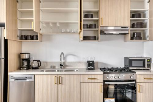 Culver City 1br w roof lounge gym nr 405 LAX-924 in Los Angeles, USA