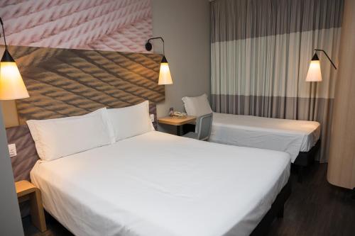 Double Room with Extra Bed image 3