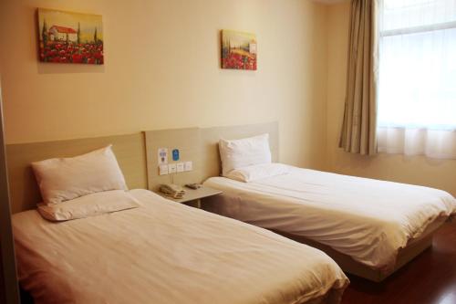 Hanting Hotel Jinan Daguanyuan Second Hanting Express Jinan Daguanyuan Second is conveniently located in the popular City Center area. The property offers a wide range of amenities and perks to ensure you have a great time. All the necess