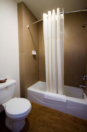 West Coast Motel Santa Ana – Santa Ana, CA