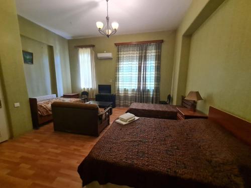 2 king beds, 1 twin bed, 1 sofa bed