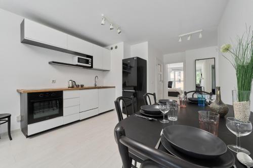 Spacious Apartment Dmowskiego by The River with Parking & Balcony by Noclegi Renters, Wrocław (photo 4)