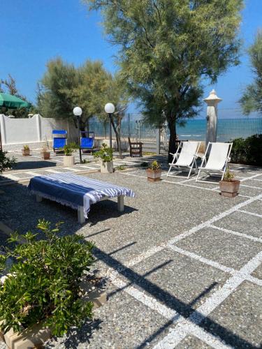 Villa in spiaggia tra fiori e mare