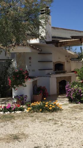 Villa in spiaggia tra fiori e mare