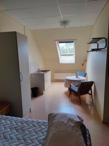 2 twin beds, 1 bunk bed