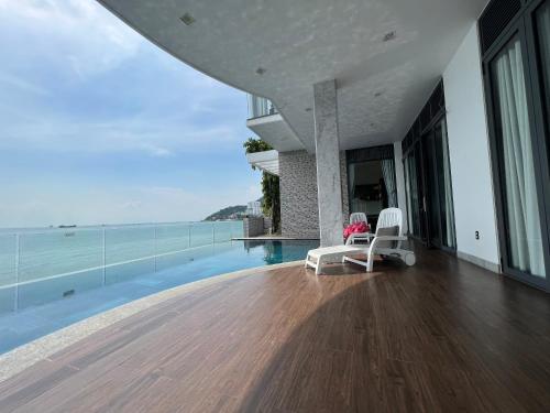 Minh Thư pool
