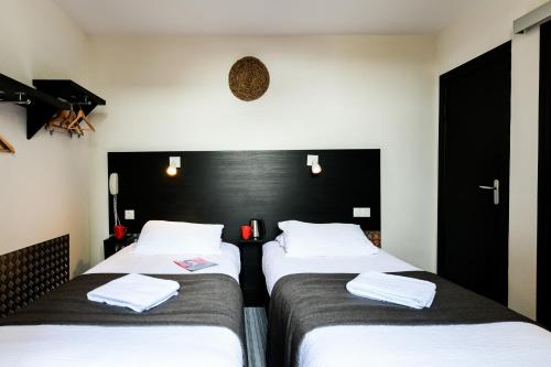 2 twin beds