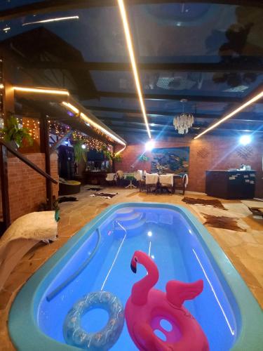 Shared lounge/TV area, Suites Refugio da Serra, Campos do Jordao, 4 km do centro,lazer com piscina, sinuca, mini academia,  in Campos Do Jordao