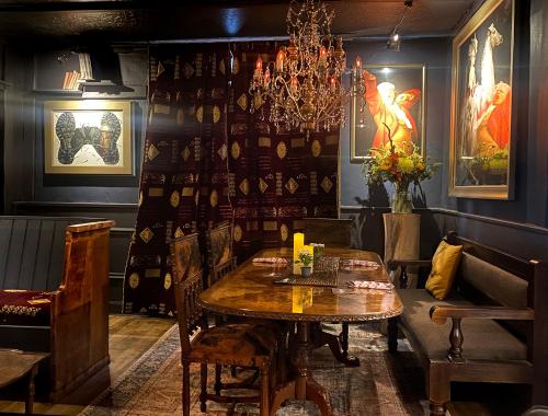 Паб/Коктейль-бар, Red Lion, Coorie Inn in Ерлстон