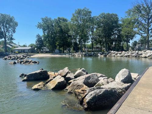Unterkunft von außen, Explorers Cottage at Rye Beach in Huron (OH)
