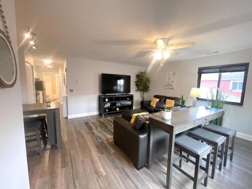 Buitenkant, Side-by-Side Family Apartments - Sleeps 15 Total in Huron