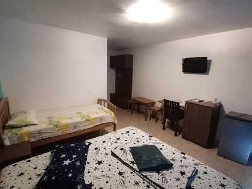 Triple Room with Balcony image 7