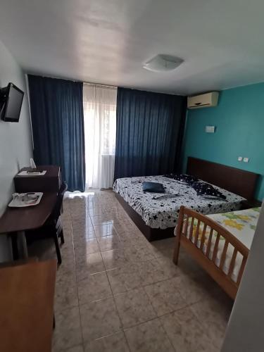 Triple Room with Balcony image 3