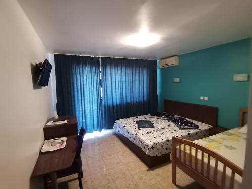 Triple Room with Balcony image 5