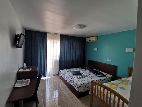 Triple Room with Balcony image 6