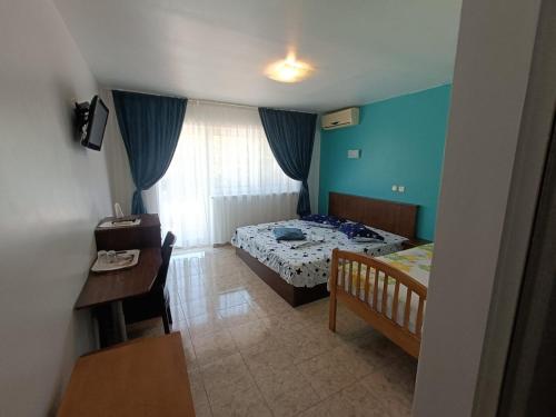 Triple Room with Balcony image 10