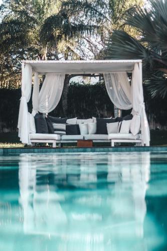 مسبح, سيرينا بوزيوس (Serena Buzios) in Geriba Lake