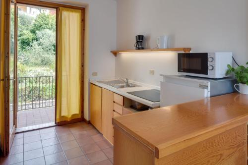 One-Bedroom Apartment Comfort with Lake View
