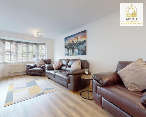 Mesh Accommodation - Modern 3-Bedroom Ashford Home , Sleeps 5, Free Parking Included – khách sạn tại Bockhanger