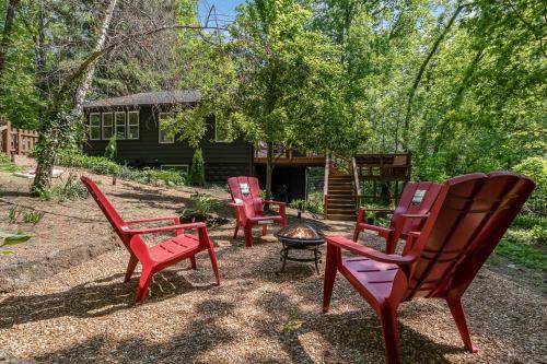 Black Cabin Getaway in Woods I Valpo in Valparaiso, USA